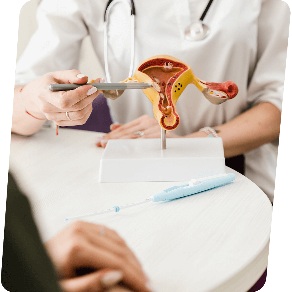 urologista examinando paciente em consultório moderno, interação profissional de saúde